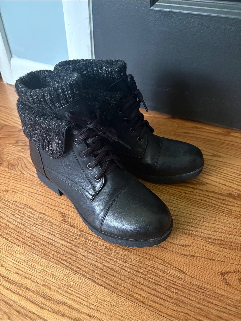 Jessica Cline size 8 1/2 sweater boots